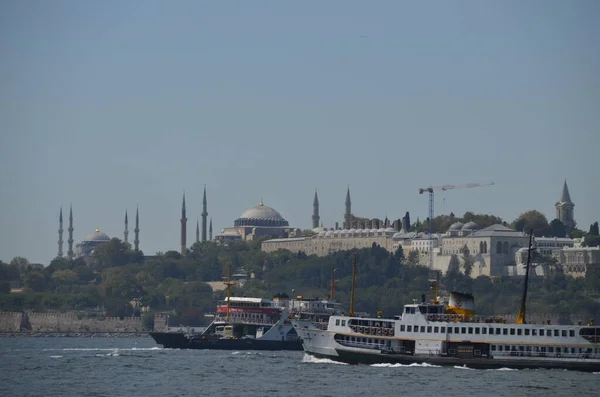 Stanbul Sarayburnu Silueti Topkapı Sarayı Kent Duvarları Gemileri Mavi Cami — Stok fotoğraf