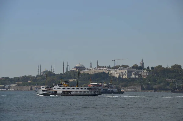 Istanbul Sarayburnu Silueta Topkapi Palace Městské Hradby Lodě Modrá Mešita — Stock fotografie