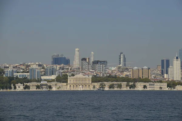 Boğaz, raan sarayı, gökdelenler ve manzara. İstanbul Türkiye.