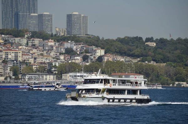 Boğaz, gökdelenler, gezi botları ve manzara. İstanbul Türkiye.