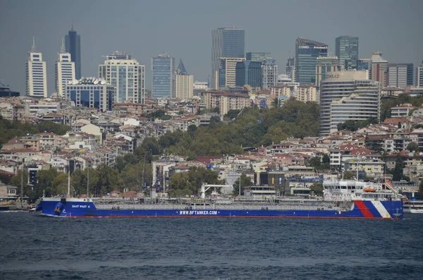 Bósforo Arranha Céus Navio Carga Paisagem Istambul Turquia — Fotografia de Stock