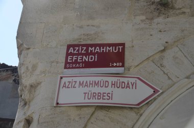 İSTANBUL Türkiye 19 Eylül 2022 Aziz Mahmud Efendi Caddesi ve Aziz Mahmut Hdayi Mezarı tabelası, Uskudar.
