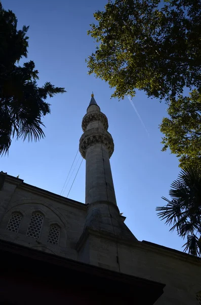 Tarihsel Osmanlı Mimarisi Gökyüzüne ve Mavi Gökyüzüne Yükseliyor, İstanbul, Türkiye.