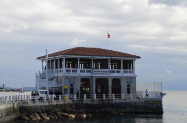 Kadky Moda İskelesi, feribot limanı, tarihi bina. İstanbul Türkiye.