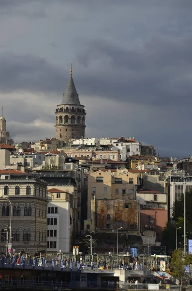 Galata Kulesi, Karaky, binalar ve gri gökyüzü. İstanbul Türkiye.
