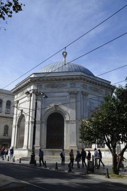 İki. Mahmut Mezarı, Divanyolu Caddesi ve yürüyen insanlar. İstanbul Türkiye.