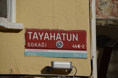 İstanbul, Türkiye, Eylül 2022, Taya Hatun Caddesi, sokak tabelası.