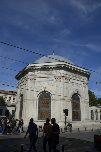 İstanbul hindisi. Eylül, 2022. İki. Mahmut Mezarı, Divanyolu Caddesi ve halkı.