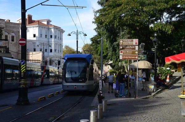 Eylül 2022. Divanyolu Caddesi. Tramvay, sokak tabelası ve insanlar. İstanbul Türkiye.