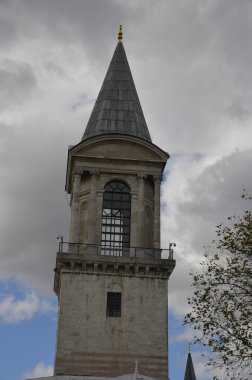 Topkapı Sarayı Adalet Kulesi ve Bulutlu Gökyüzü. İstanbul.