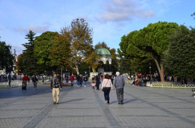 İstanbul hindisi. Ekim 2022. Sultanahmet Meydanı, Alman çeşmesi, insanlar ve mavi gökyüzü..