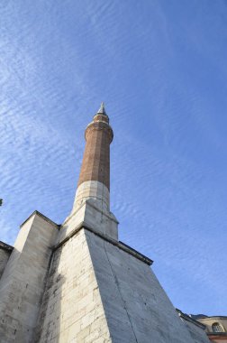 Ayasofya Camisi Minaresi ve mavi gökyüzü. İstanbul Türkiye.