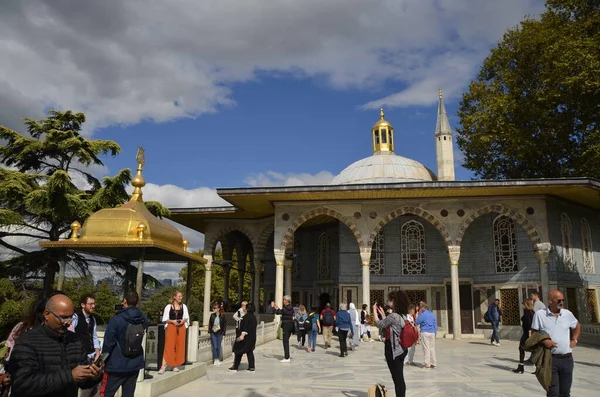Ayasofya Camisi Minaresi ve mavi gökyüzü. İstanbul Türkiye.
