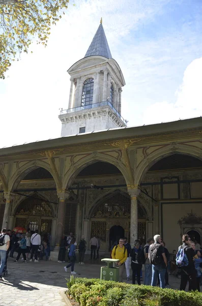 İstanbul Topkapı Sarayı, Divan Odası girişi, turistler ve arkada Adalet Kulesi.
