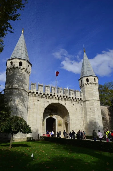 İstanbul, Türkiye, 6 Ekim 2022, Topkapı Sarayı Kapısı, turistler ve kalabalık.