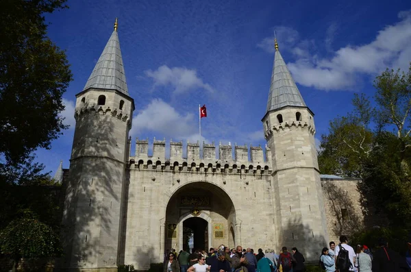 İstanbul, Türkiye, 6 Ekim 2022, Topkapı Sarayı Kapısı, turistler ve kalabalık.