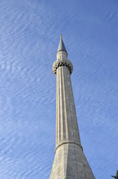 Ayasofya Camisi Minaresi ve mavi gökyüzü. İstanbul Türkiye.