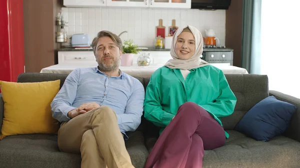 Başörtülü Kadın Kocası Televizyon Izliyor Aile Birlikte Mutlu Zaman Geçiriyor — Stok fotoğraf