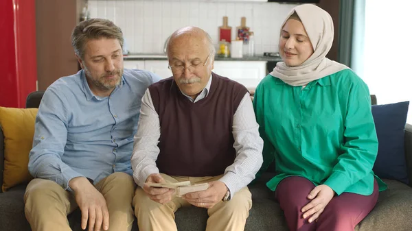 Yaşlarda Gözlüklü Bir Adam Kızı Damadı Ile Tesettüre Girmiş Eski — Stok fotoğraf