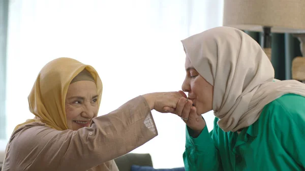 Bayram Bayramı Nda Annesinin Elini Öpen Genç Bir Kadın Türk — Stok fotoğraf
