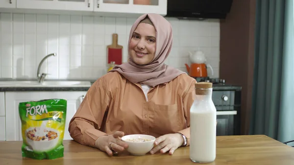 Stanbul Türkiye 2022 Bir Kadın Mutfakta Mısır Gevreği Yiyor Başörtüsü — Stok fotoğraf