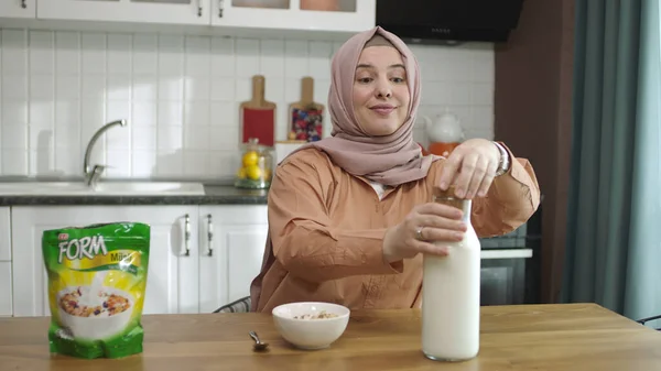Estambul Turquía 2022 Una Mujer Está Comiendo Cereales Cocina Una — Foto de Stock
