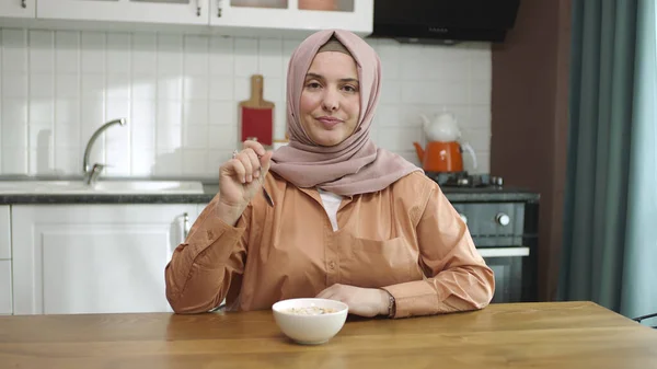 Mutfak Masasında Oturmuş Bir Kase Granola Sütle Kahvaltı Eden Tesettürlü — Stok fotoğraf