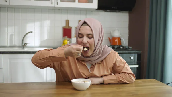 Musulmán Feliz Hiyab Sentado Casa Mesa Cocina Desayunando Con Tazón — Foto de Stock