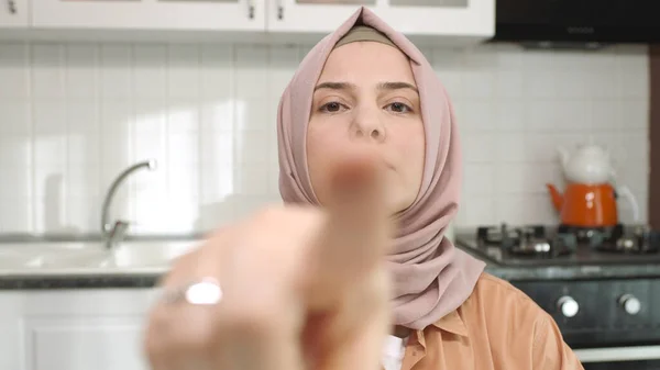 Mujer Joven Hijab Deslizando Pantalla Del Teléfono Móvil Con Dedo — Foto de Stock