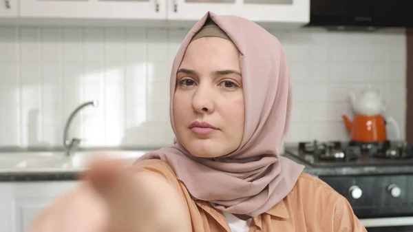 Mujer Joven Hijab Deslizando Pantalla Del Teléfono Móvil Con Dedo — Foto de Stock