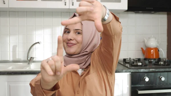 Woman Hijab Sitting Kitchen Making Frame Gesture She Looking Camera — Stock Photo, Image