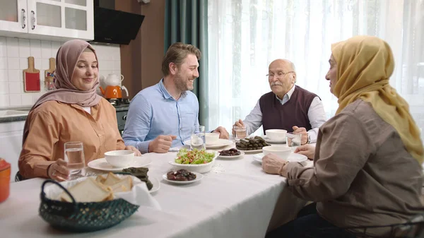 Feliz Familia Musulmana Cenando Juntos Cocina Una Familia Musulmana Turca — Foto de Stock