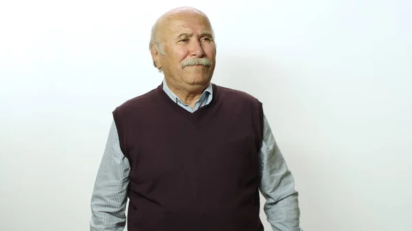 Gülümseyen Yaşlı Adam Boş Reklam Alanına Bakıyor Beyaz Arka Planda — Stok fotoğraf