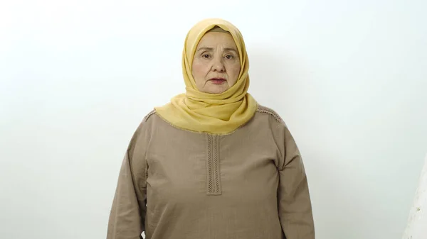 Šťastná Starší Žena Hidžábu Starší Žena Let Smějící Kamery Portrét — Stock fotografie
