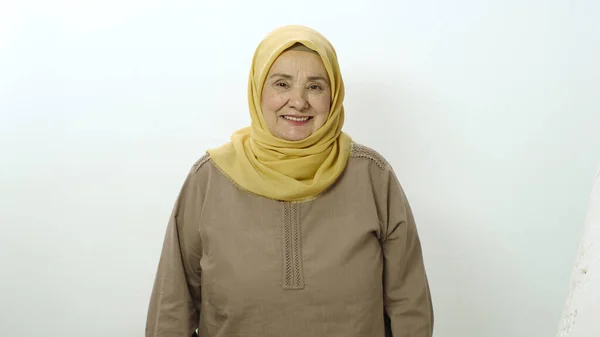 Счастливая Пожилая Женщина Хиджабе Летняя Женщина Смеется Глядя Камеру Портрет — стоковое фото