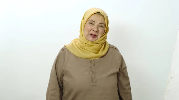 Glad Äldre Kvinna Hijab Talets Äldre Kvinna Skrattar Kameran Porträtt — Stockfoto