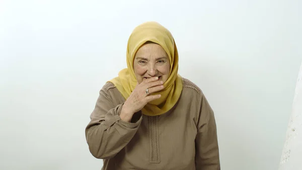 Mujer Mayor Feliz Hijab Mujer Mayor Años Riendo Mirando Cámara — Foto de Stock
