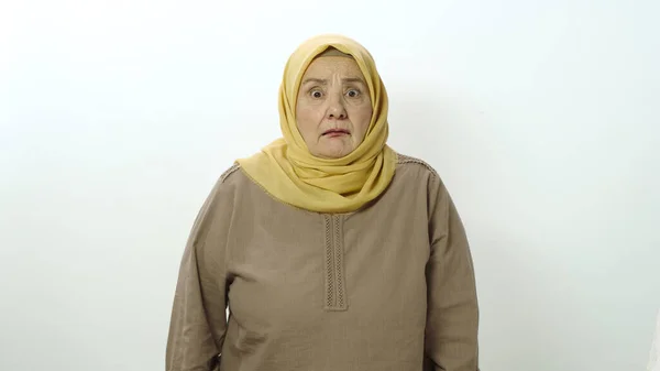 Mujer Mayor Confusa Hiyab Sorprendida Ver Una Anciana Años Camera — Foto de Stock