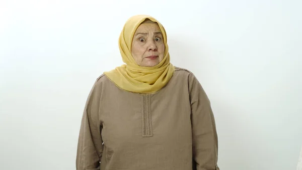 Zmatená Starší Žena Hidžábu Překvapená Vidí Léta Starou Ženu Kamerě — Stock fotografie