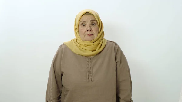 Confusa Donna Anziana Hijab Sorpreso Vedere Donna Degli Anni Camera — Foto Stock