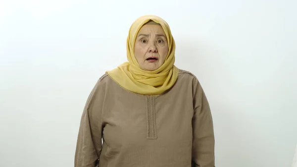 Запутавшаяся Пожилая Женщина Хиджабе Удивлена Увидев Старуху Годов Камере Портрет — стоковое фото