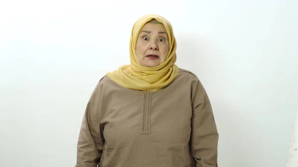 Zmatená Starší Žena Hidžábu Překvapená Vidí Léta Starou Ženu Kamerě — Stock fotografie