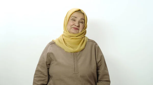 Ευτυχισμένη Ηλικιωμένη Γυναίκα Χιτζάμπ 70Άρα Ηλικιωμένη Γυναίκα Γελάει Κοιτάζοντας Την — Φωτογραφία Αρχείου