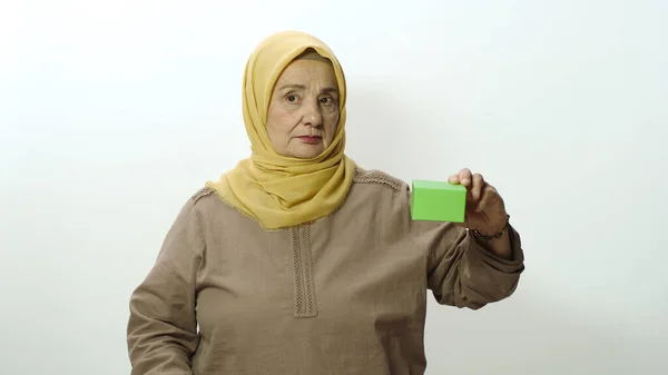 Anciana Turbante Sosteniendo Una Caja Verde Mano Señala Caja Con — Foto de Stock