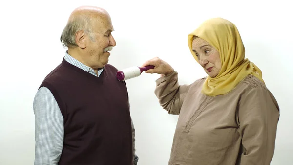 Feliz Anciana Hijab Limpieza Pelo Mascotas Ropa Del Marido Con — Foto de Stock