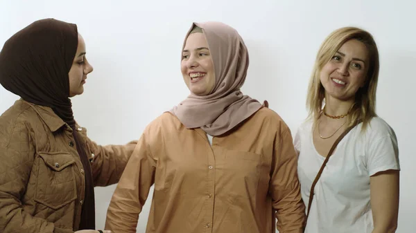 Група Друзів Жінок Виправляють Одяг Своїх Друзів Хіджабів Портрет Жінки — стокове фото