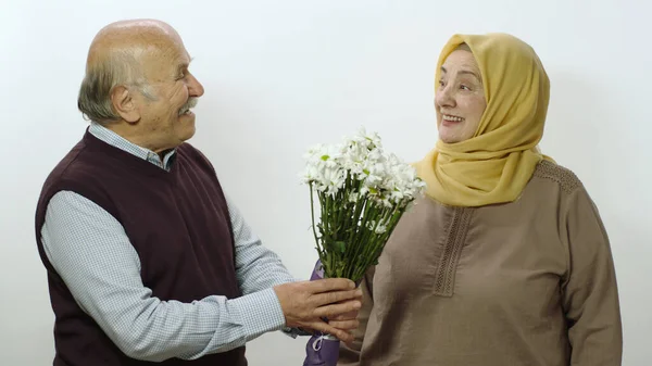 Feliz Anciana Hiyab Marido Montón Margaritas Retrato Estudio Marido Mujer — Foto de Stock