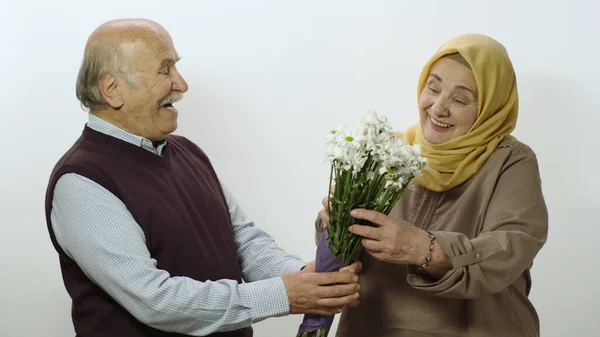 Feliz Anciana Hiyab Marido Montón Margaritas Retrato Estudio Marido Mujer — Foto de Stock