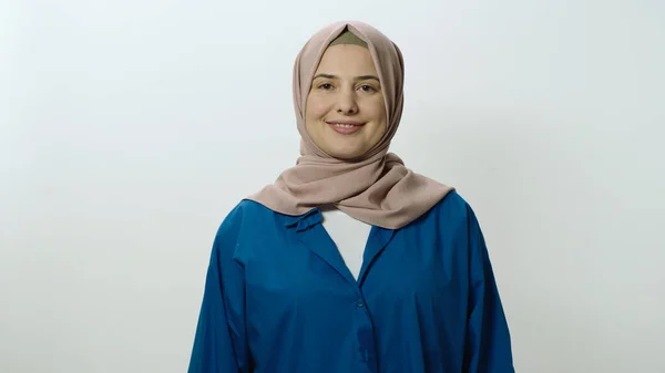 Šťastná Veselá Mladá Žena Hidžábu Hlasitě Smála Žena Pózující Studiu — Stock fotografie