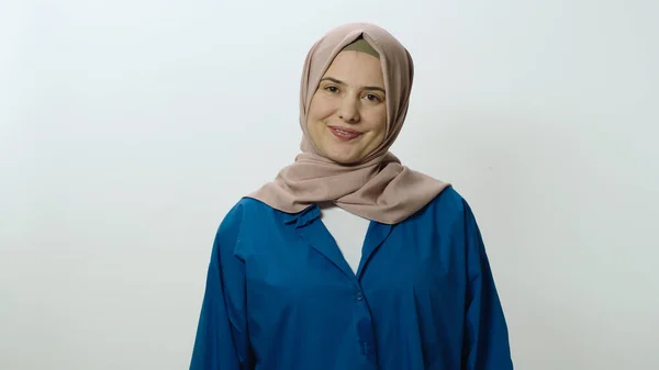 Šťastná Veselá Mladá Žena Hidžábu Hlasitě Smála Žena Pózující Studiu — Stock fotografie